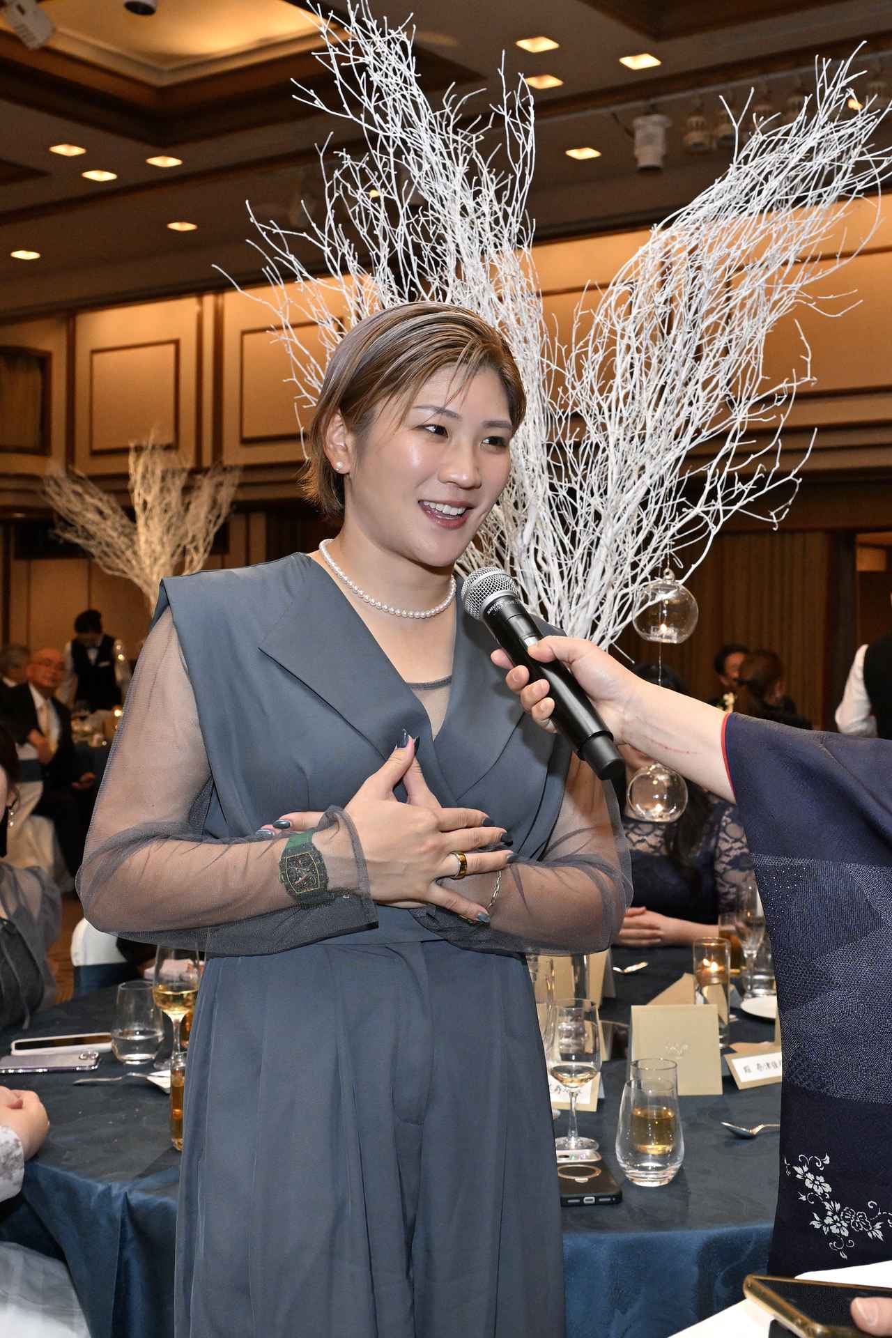 画像: カッコいいパンツルックの成田美寿々プロ