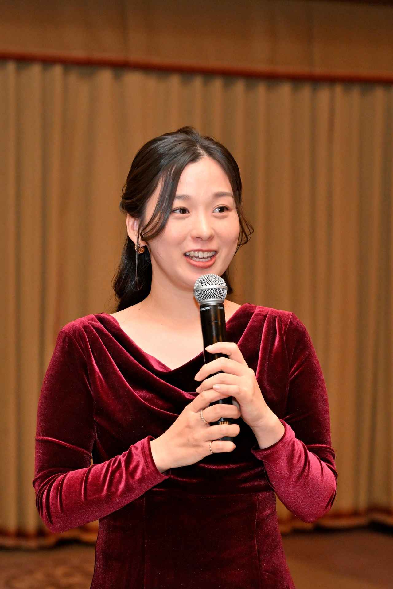 画像: レッドベルベッドのドレスが似合う森美穂プロ