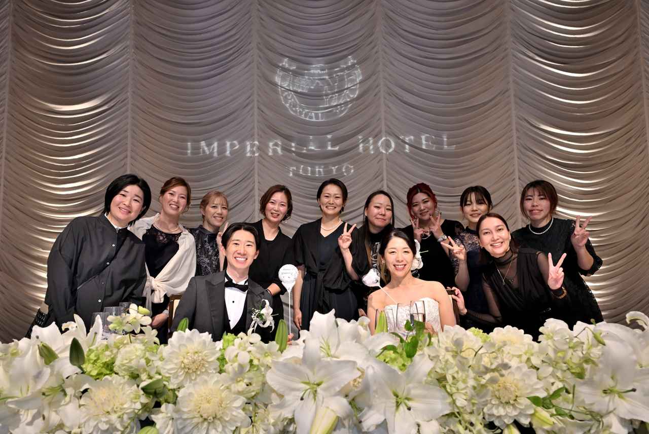 画像: 新郎新婦を囲んで。皆さん、とてもいい笑顔ですね