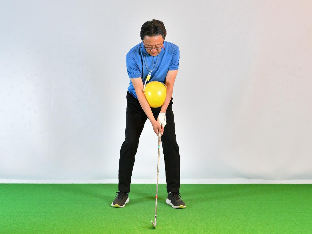 画像 : 1番目の画像 - 遠心力メイン／ 両腕に挟んでスウィング - みんなのゴルフダイジェスト