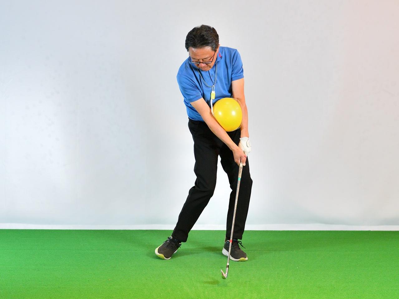 画像 : 5番目の画像 - 遠心力メイン／ 両腕に挟んでスウィング - みんなのゴルフダイジェスト