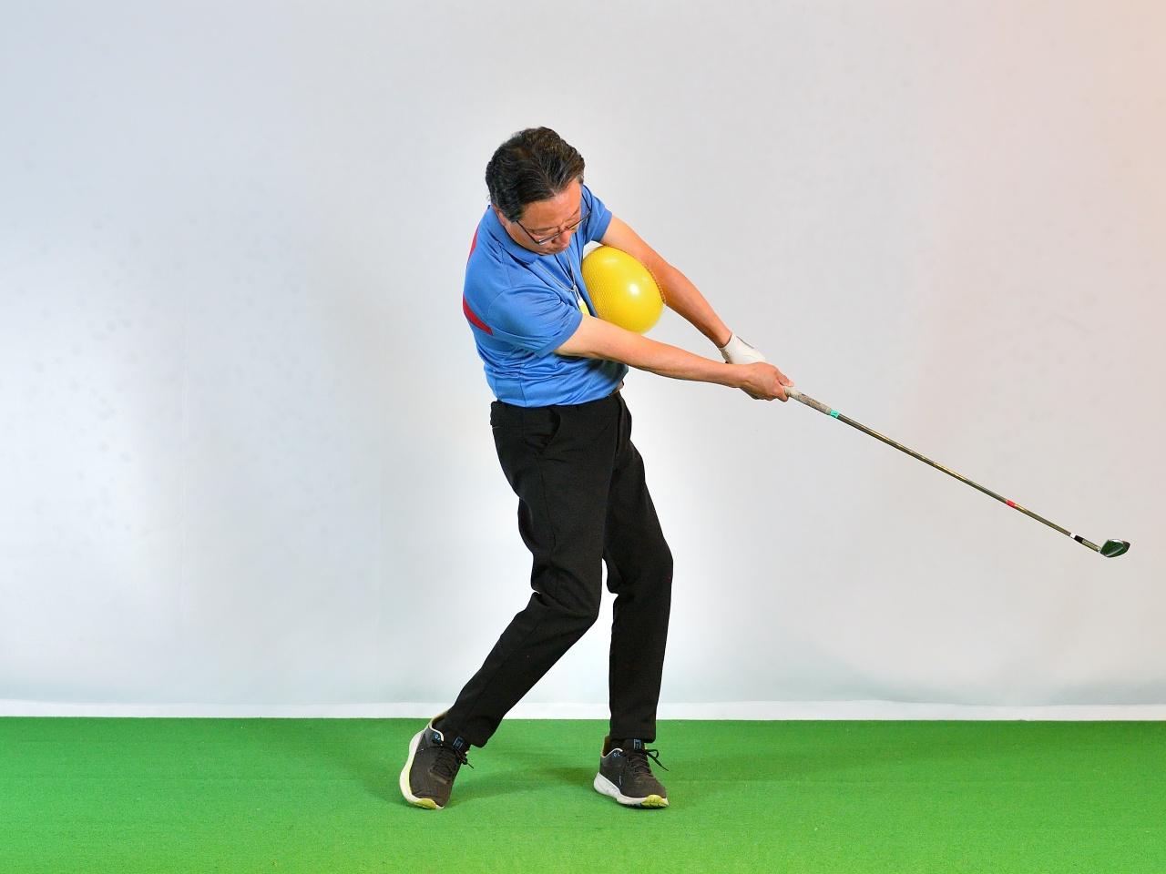 画像 : 6番目の画像 - 向心力メイン／ 左胸に抱えてスウィング - みんなのゴルフダイジェスト