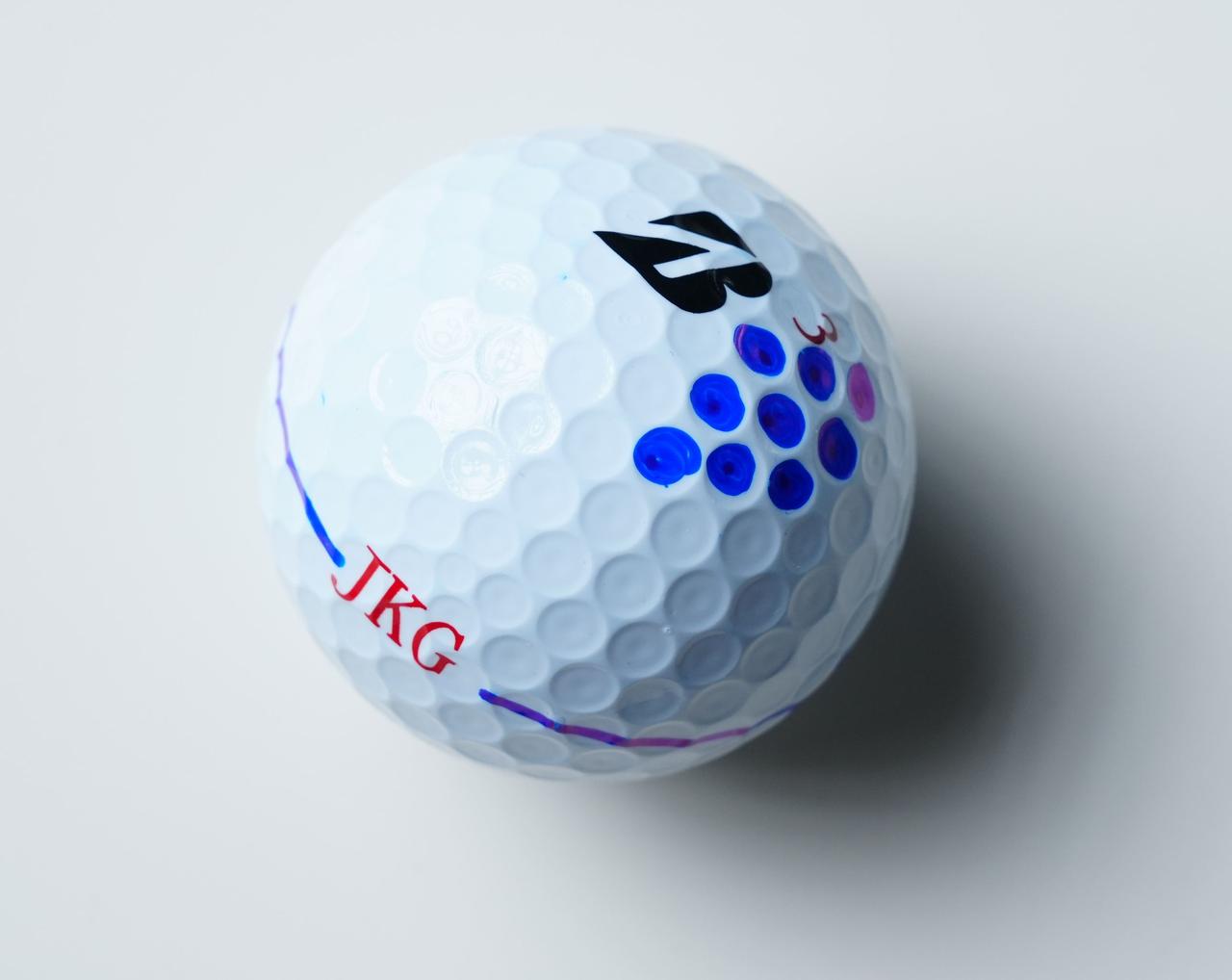 画像: ボールはツアーB X。座右の銘、「Just Keep Going」のイニシャルをとった「JKG」がボールに刻まれている