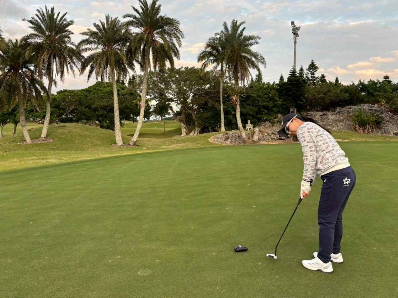 画像: ホームコース（パームヒルズゴルフリゾート）で最終調整中の彩子。「ゴルフの調子もだんだんいい感じになっています！」