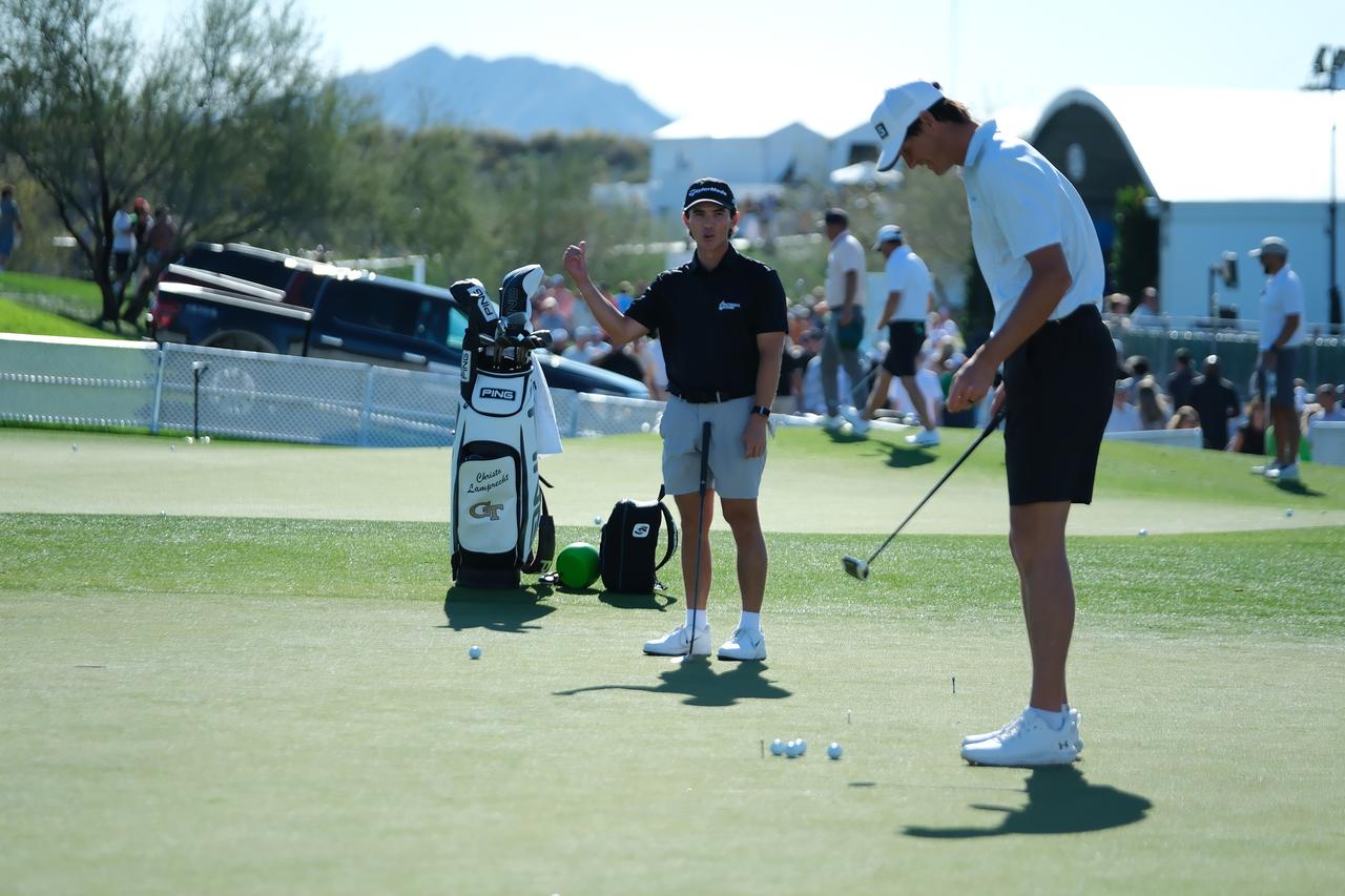 画像: PGAツアーでひと際小柄なチャットフィールド。手前は同じくコーンフェリーツアーからの昇格したクリスト・ランプレヒト（こちらは203cmの長身）