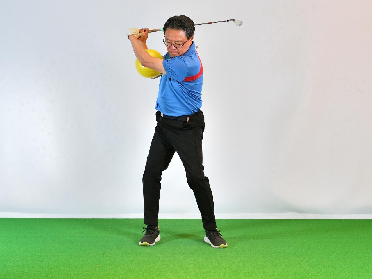 画像 : 3番目の画像 - 遠心力メイン／ 両腕に挟んでスウィング - みんなのゴルフダイジェスト