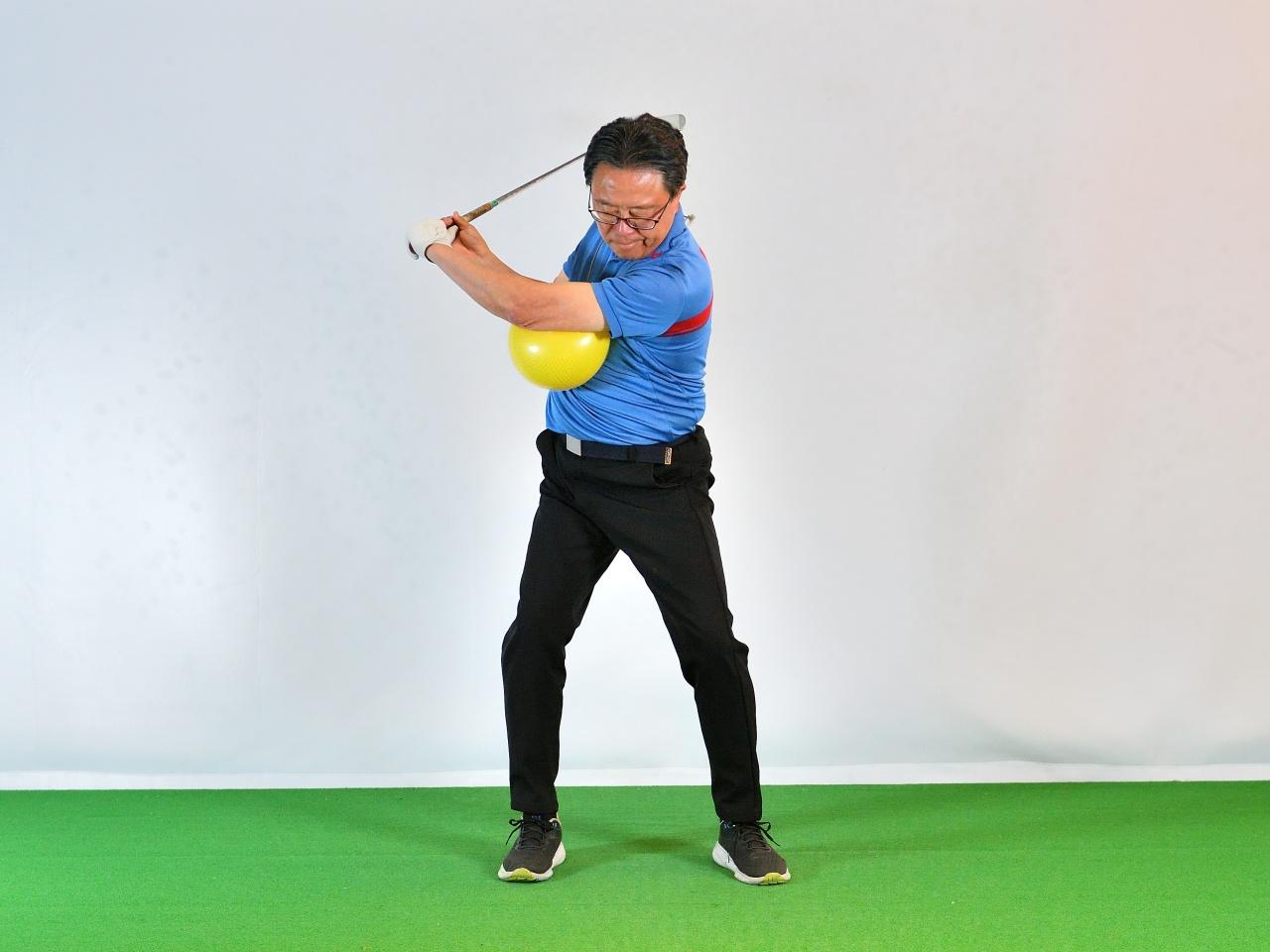 画像 : 3番目の画像 - 向心力メイン／ 左胸に抱えてスウィング - みんなのゴルフダイジェスト