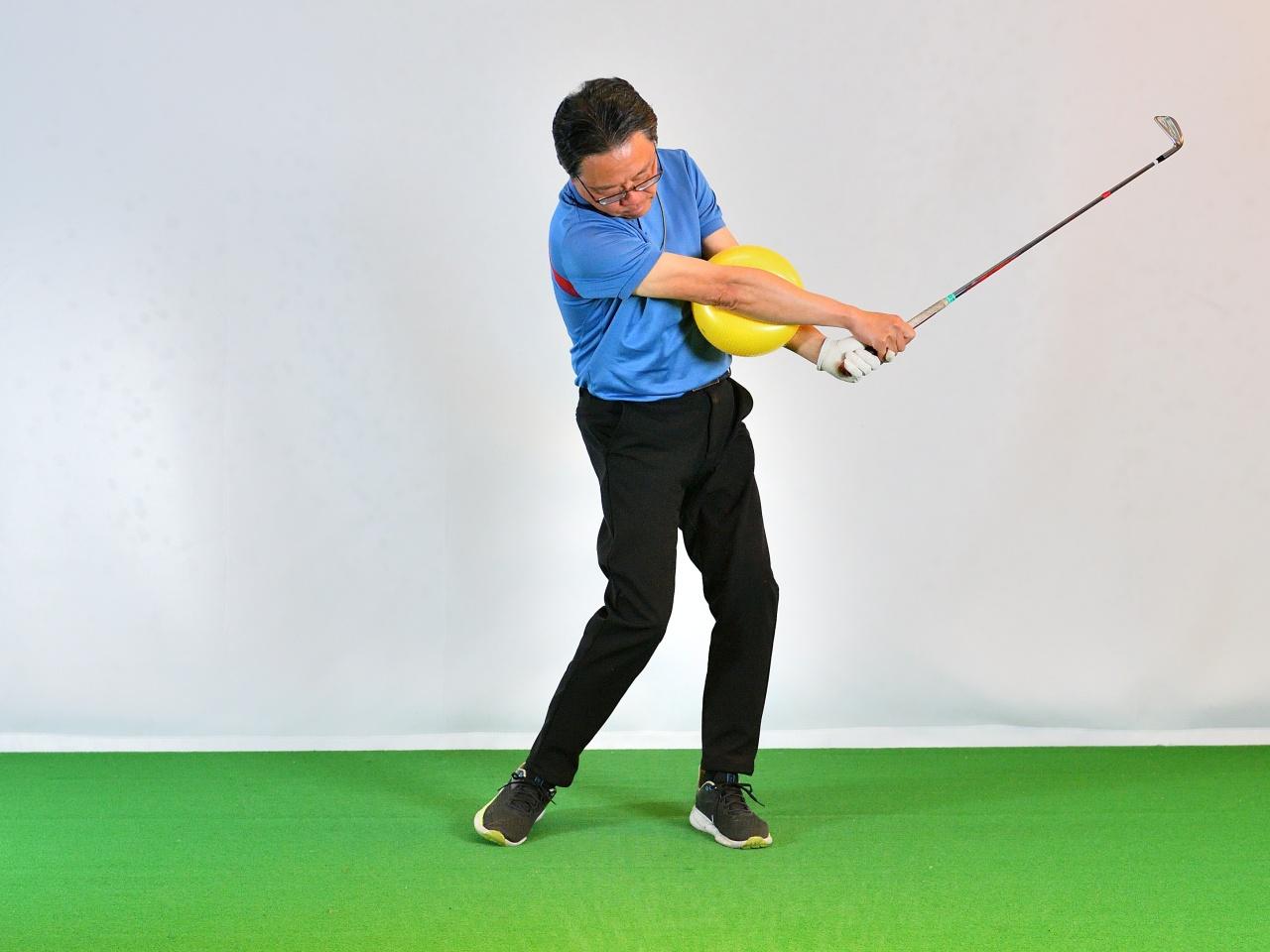 画像 : 6番目の画像 - 遠心力メイン／ 両腕に挟んでスウィング - みんなのゴルフダイジェスト