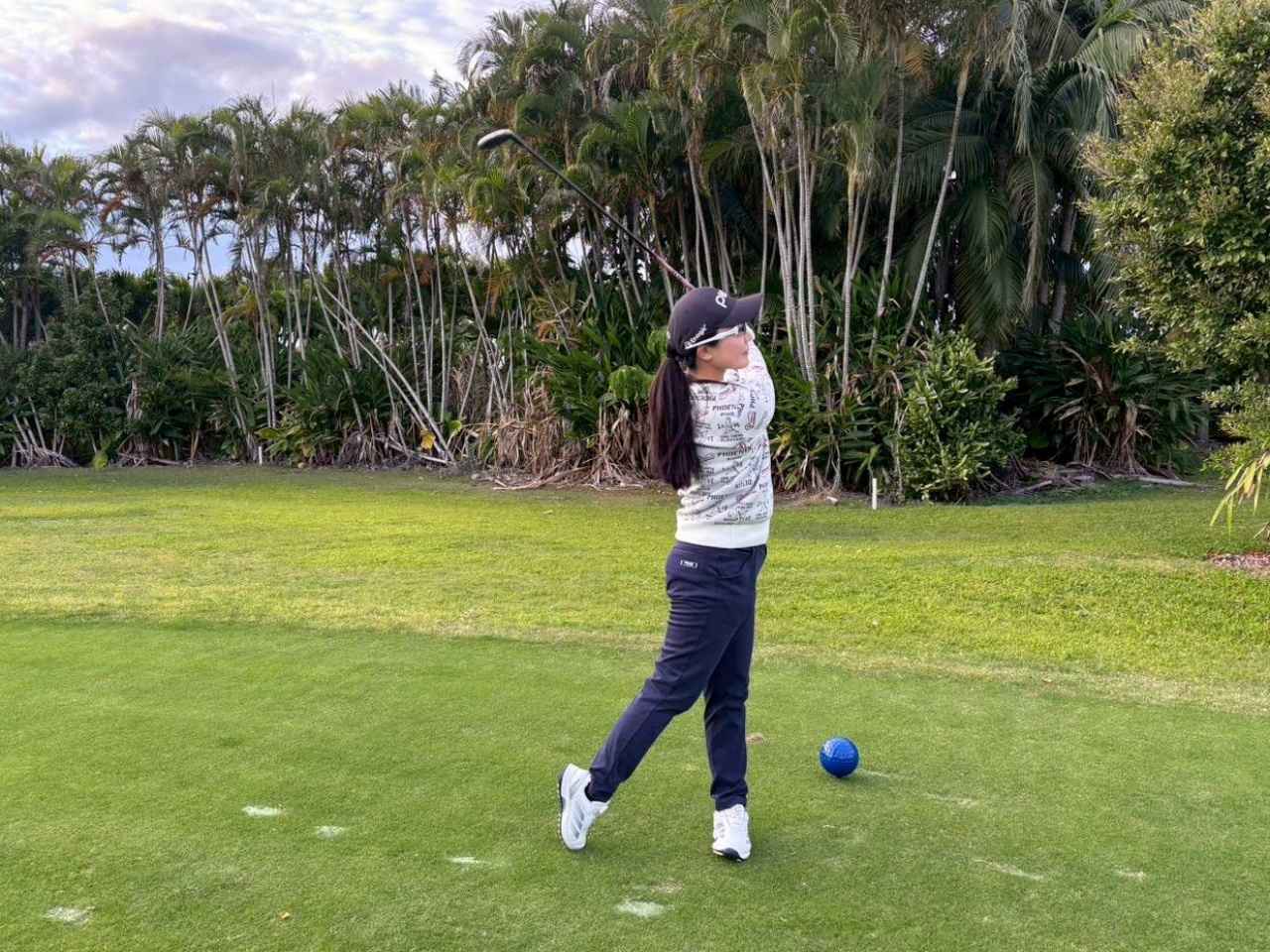 画像 : 3番目の画像 - 「腰痛完治の上原彩子がサウジへ。オフで取り組んだ地面反力を使うカギ「スケートの動き」と、那覇の「社協」を訪ねた話 【沖縄発、世界！上原彩子の「いちゃりばちょーでー」#41】」のアルバム - みんなのゴルフダイジェスト