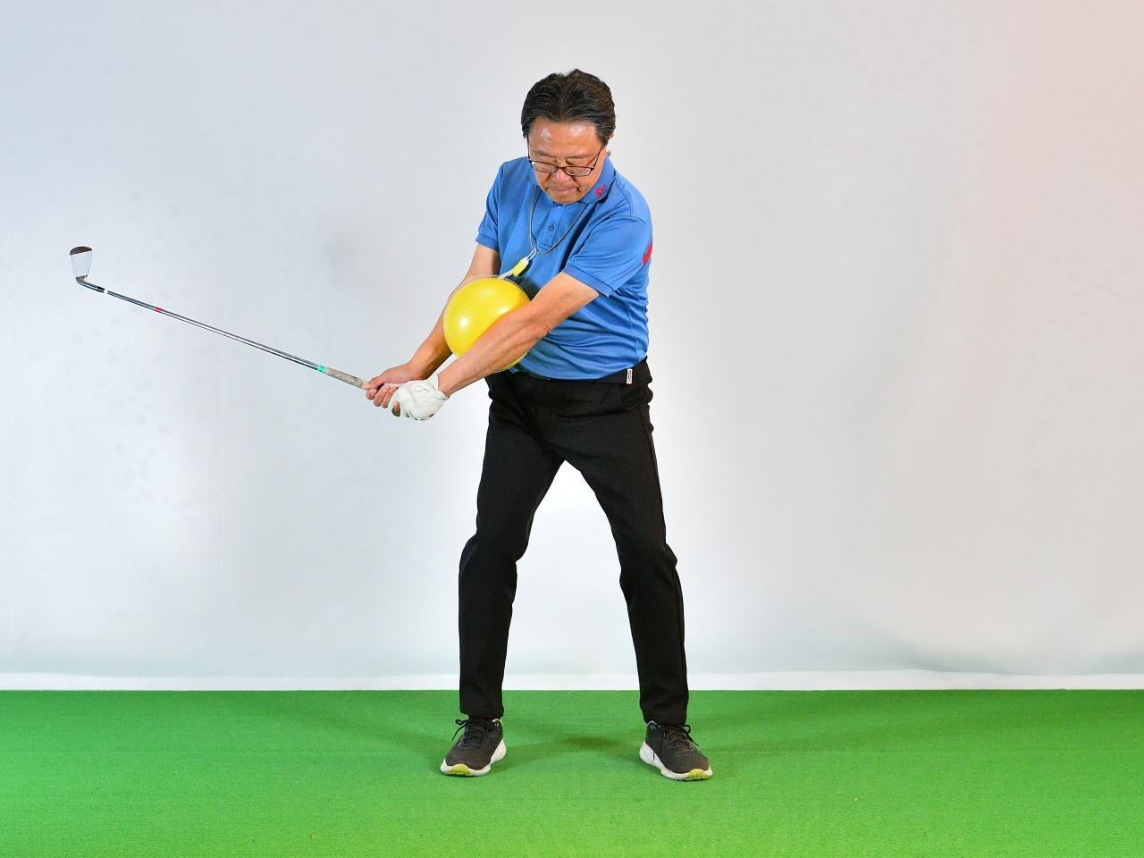 画像 : 2番目の画像 - 遠心力メイン／ 両腕に挟んでスウィング - みんなのゴルフダイジェスト