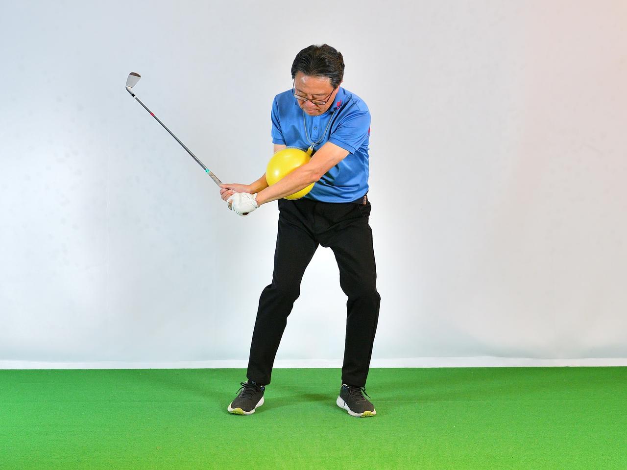 画像 : 4番目の画像 - 遠心力メイン／ 両腕に挟んでスウィング - みんなのゴルフダイジェスト