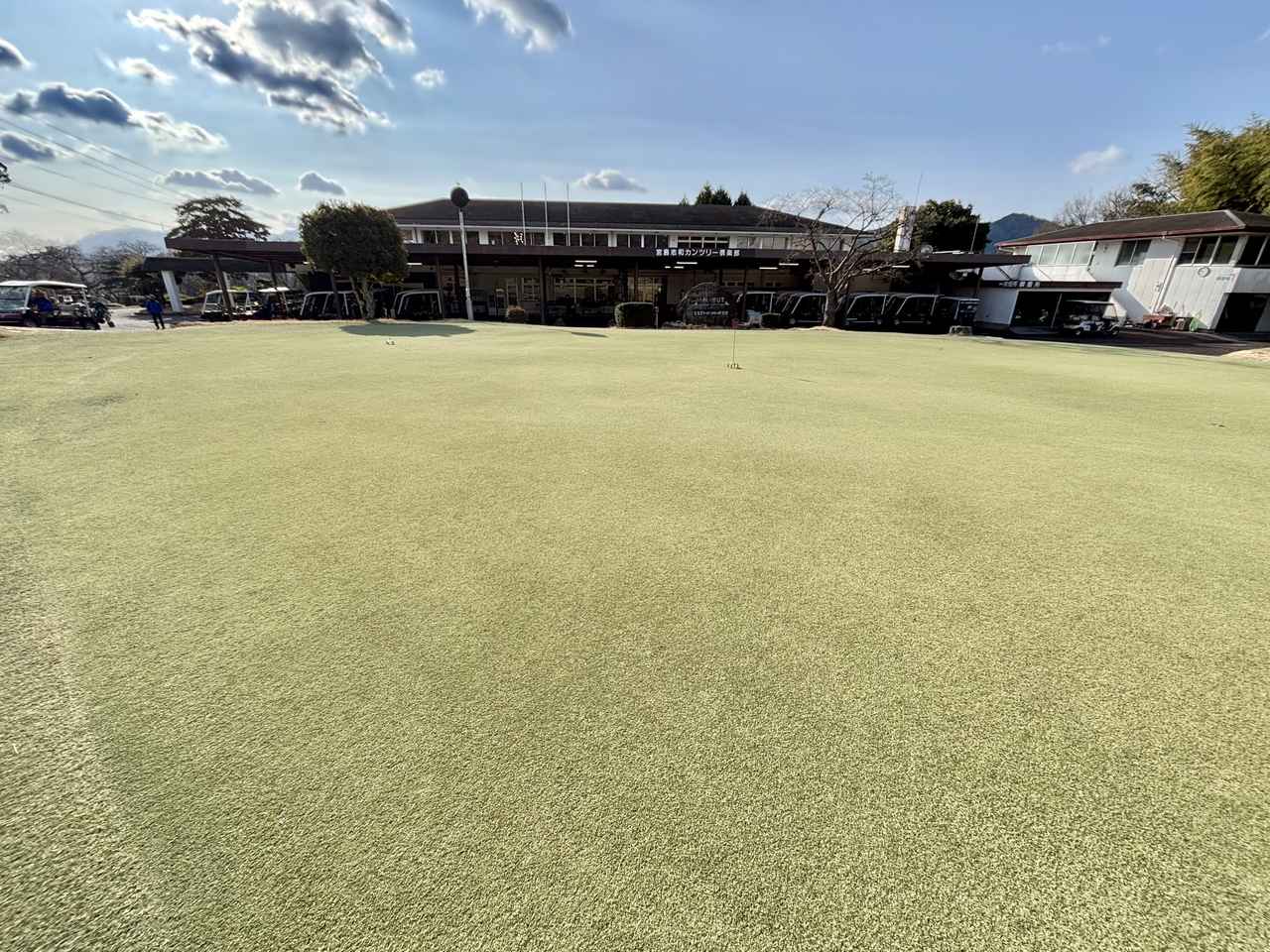 画像: 宮島志和カンツリー倶楽部の練習グリーン。ここの高麗グリーンは、速い、でかい、アンジュレーションたっぷりで難易度S級