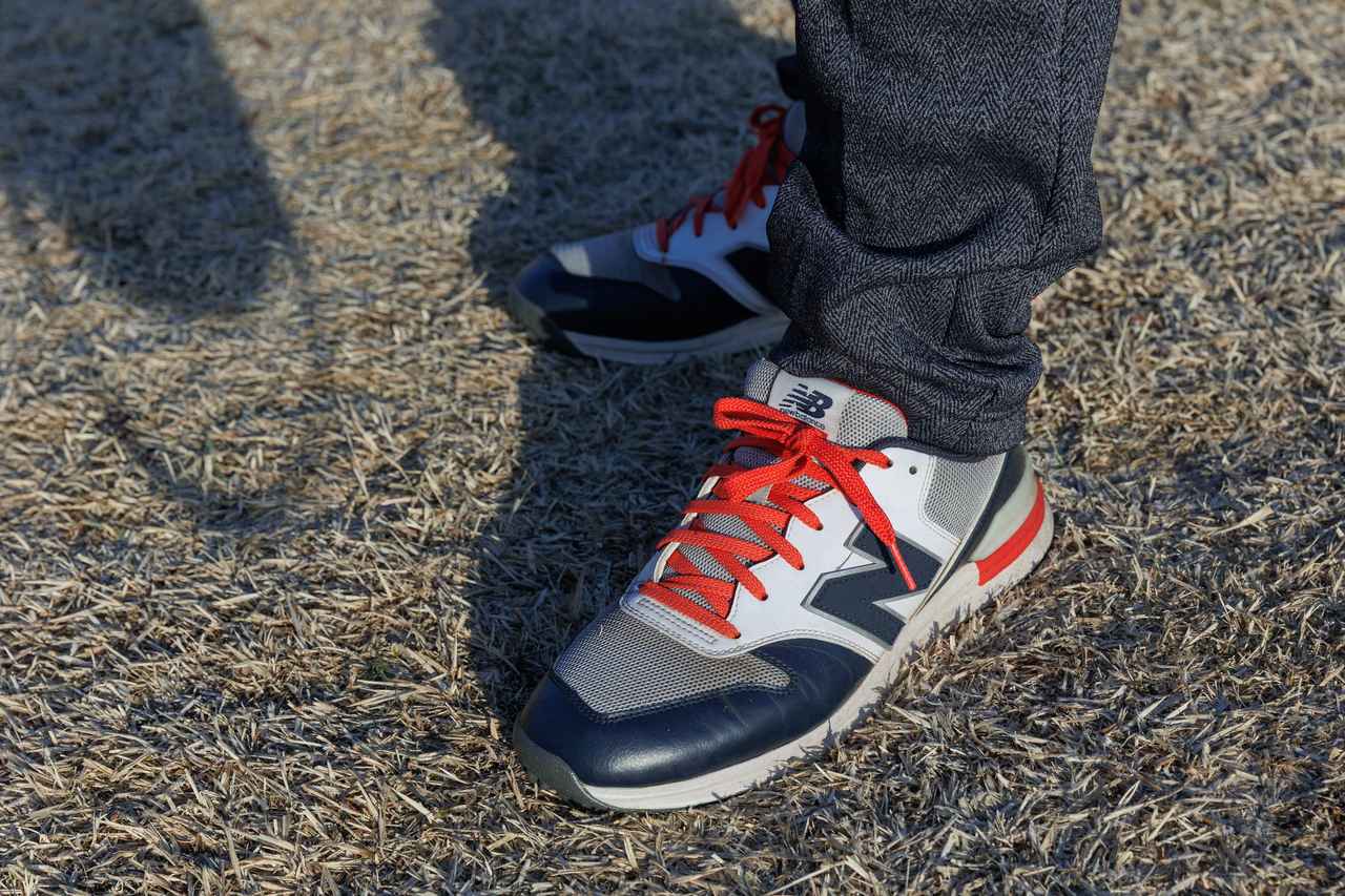 画像: レッドの靴ひもが鮮やかな〈996〉シリーズのゴルフ用