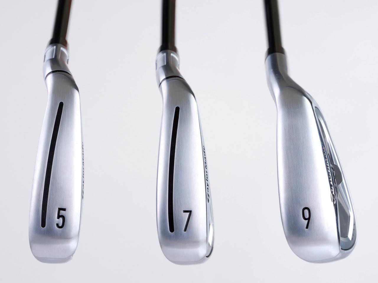 画像: 『Qi MAX』アイアンの5I・7I・9I。5Iと7Iには『貫通型スピードポケット(黒いスリット部分)』が搭載されるが、コントロール性能を重視する9Iには入っていない。この点からも各番手の機能に合わせて設計されていることがわかる。『P790』アイアンの各番手も同様