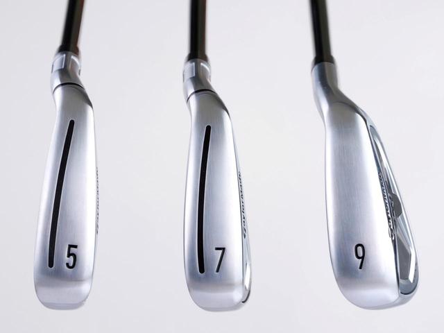 画像: 『Qi MAX』アイアンの5I・7I・9I。5Iと7Iには『貫通型スピードポケット(黒いスリット部分)』が搭載されるが、コントロール性能を重視する9Iには入っていない。この点からも各番手の機能に合わせて設計されていることがわかる。『P790』アイアンの各番手も同様