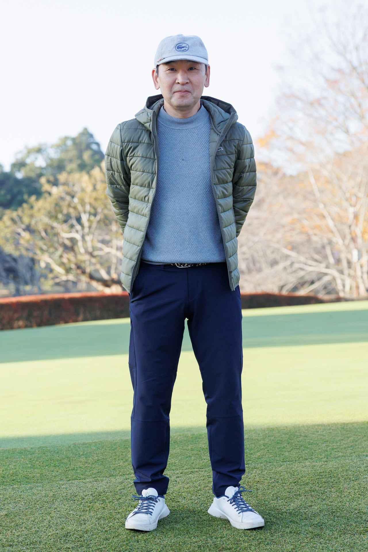 画像: 主役はオリーブグリーンの中綿フーディジャケット。キャップとモックネックセーターを品の良いグレー、そしてネイビーパンツでトーンを締めることでより洒落感が際立ちます