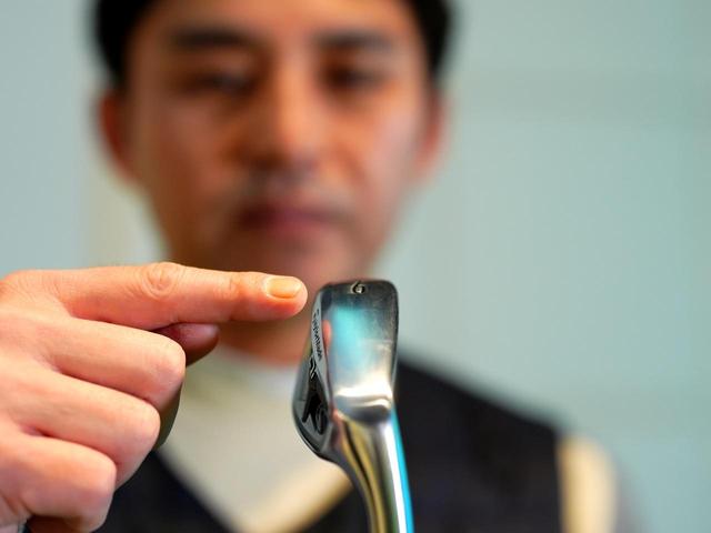 画像: 「このソール、本当に抜けが良くて気持ちいいです。抜けが良いと、距離感や操作性も向上します」と『Qi MAX』アイアンの9Iを絶賛