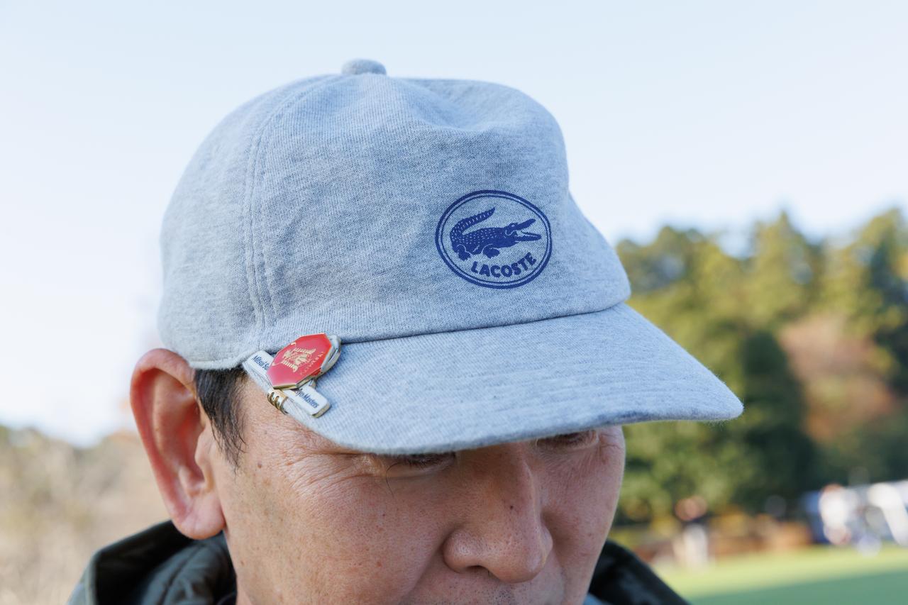 画像: ワニロゴがワンポイントとなったスウェット素材のグレーキャップ