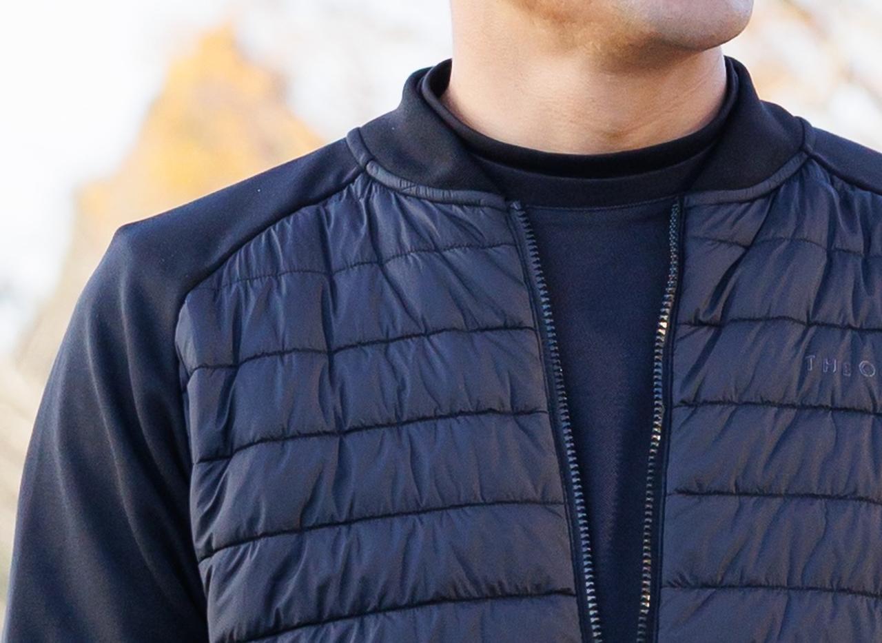 画像: モックネックを２枚重ねたインナーのレイヤードもユニーク