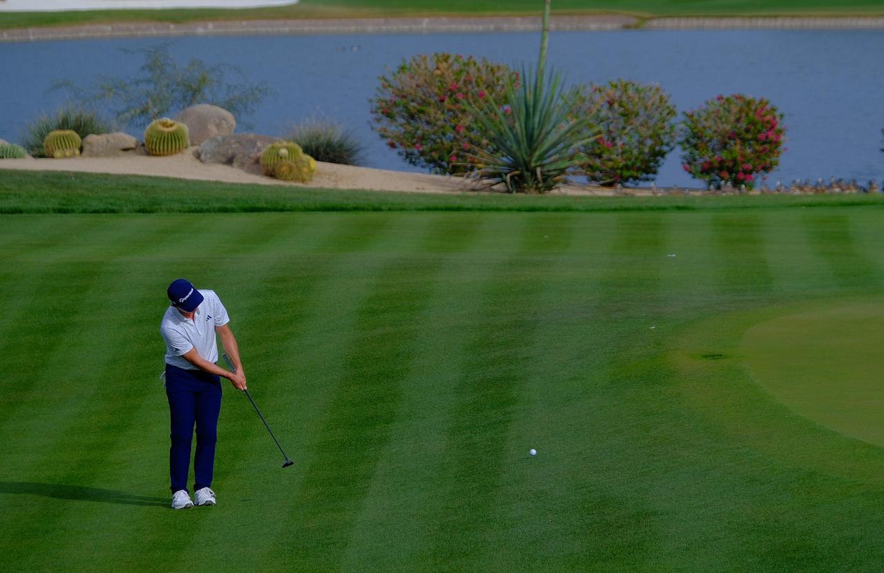 画像: コリン・モリカワのFWを使った転がしアプローチ