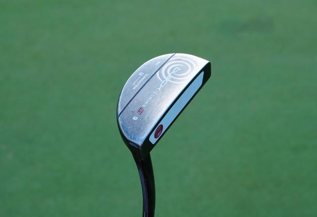 画像: 「63」の原動力となった久常が長年愛用するL字マレットパター（2026年 ソニー・オープン・イン・ハワイにて撮影）