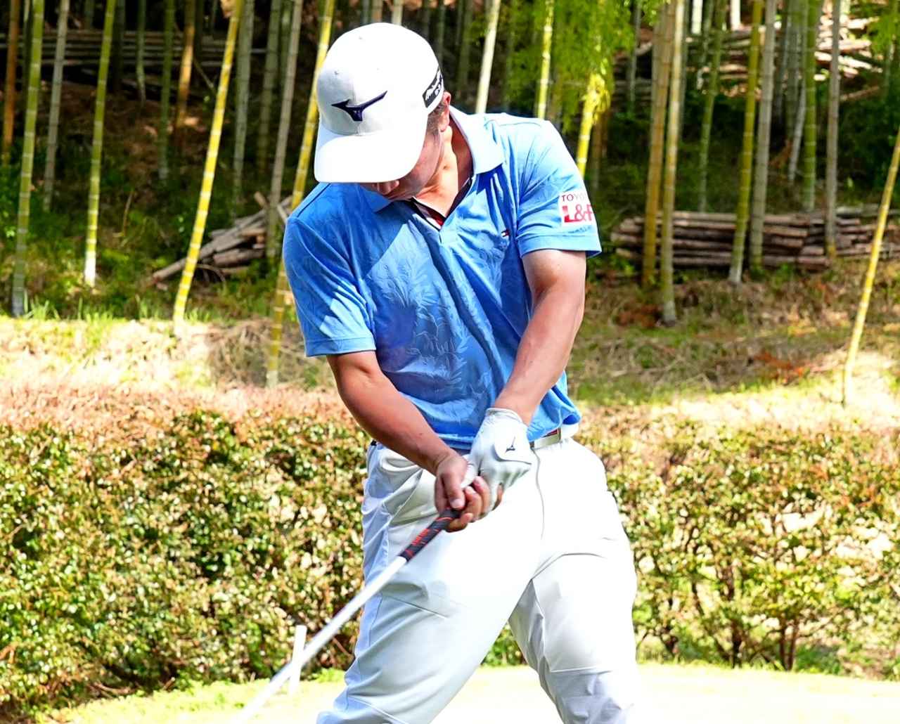 画像: 両腕が伸びきらず、五角形のような形になる杉浦のインパクトは脱力によるもの。体の正面でボールをとらえているのもよくわかる