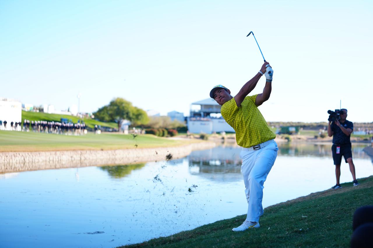 画像: ティーショットを池に落とした後の3打目。見事にグリーンをとらえたがゴッタラップの前に屈した