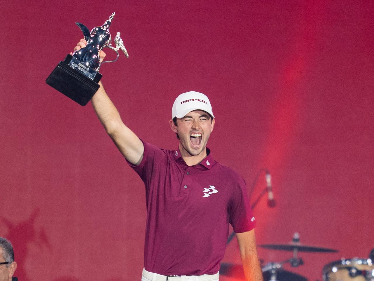 画像: ステージ上で行われた表彰式でトロフィを掲げるエルビス・スマイリー（提供/LIVゴルフ）
