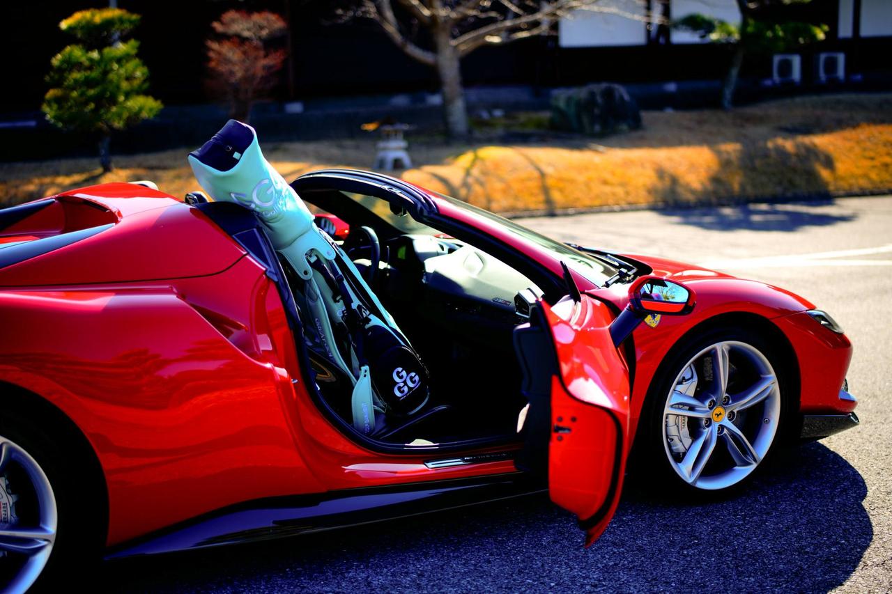 画像: ラゲッジはフロントにボストンバッグを納めるのが限界