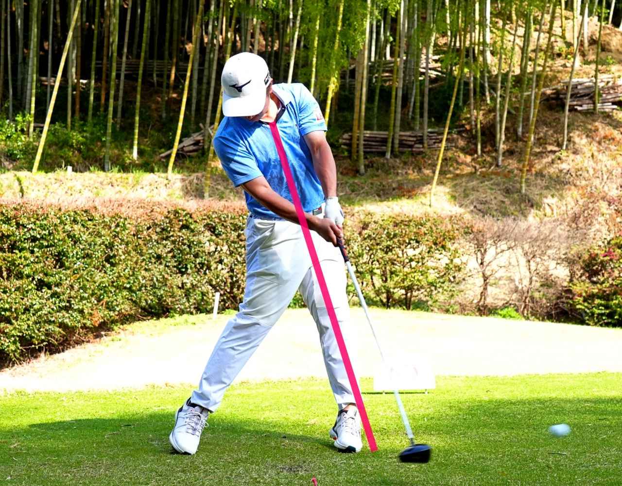 画像: トップで作った「頭から左足への斜めの軸」を利用して、インパクトでボールを飛ばす