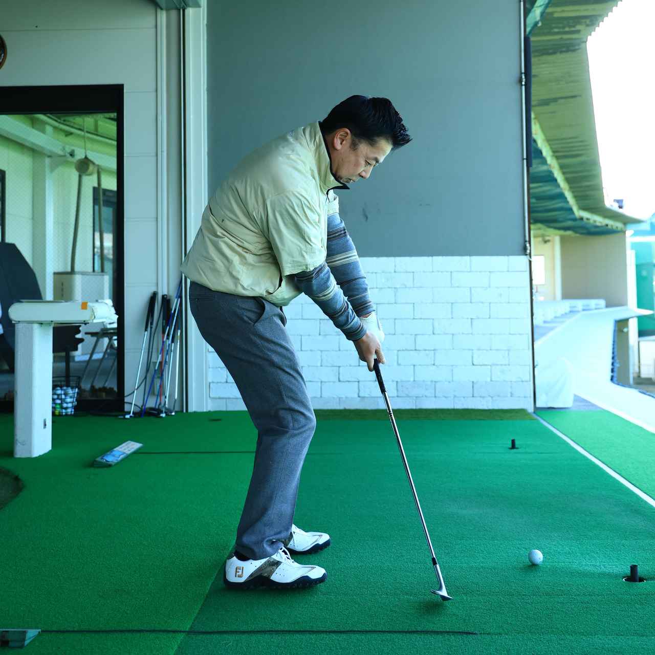 画像: ボールが遠いとヘッドがプレーン下のダフリゾーンを通りやすく上体が起きるとトップも出る