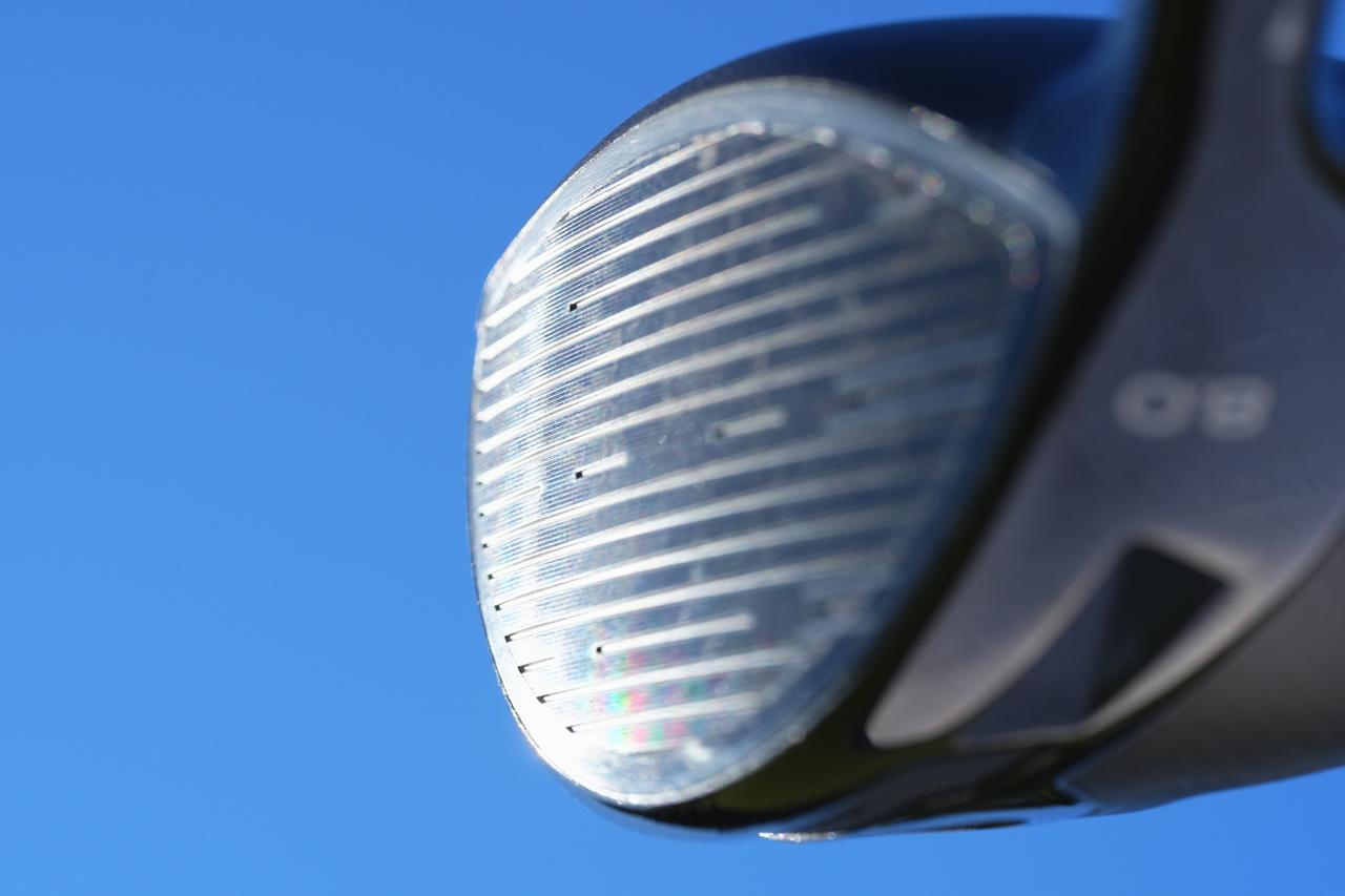 画像: フェースのロールを改良することで、ヘッド上部はスピンの減りすぎを抑え、逆にヘッド下部ではスピンが増えすぎないQi4Dドライバーのカーボンフェース