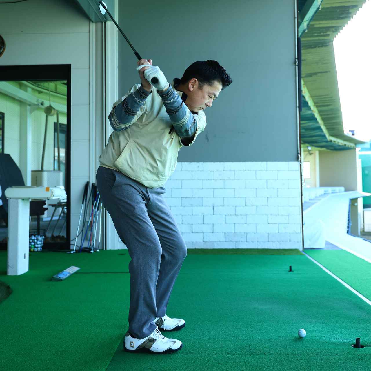 画像: ボールから離れるとトップが大きくなりやすく、それがインパクトで緩む大きな原因になる