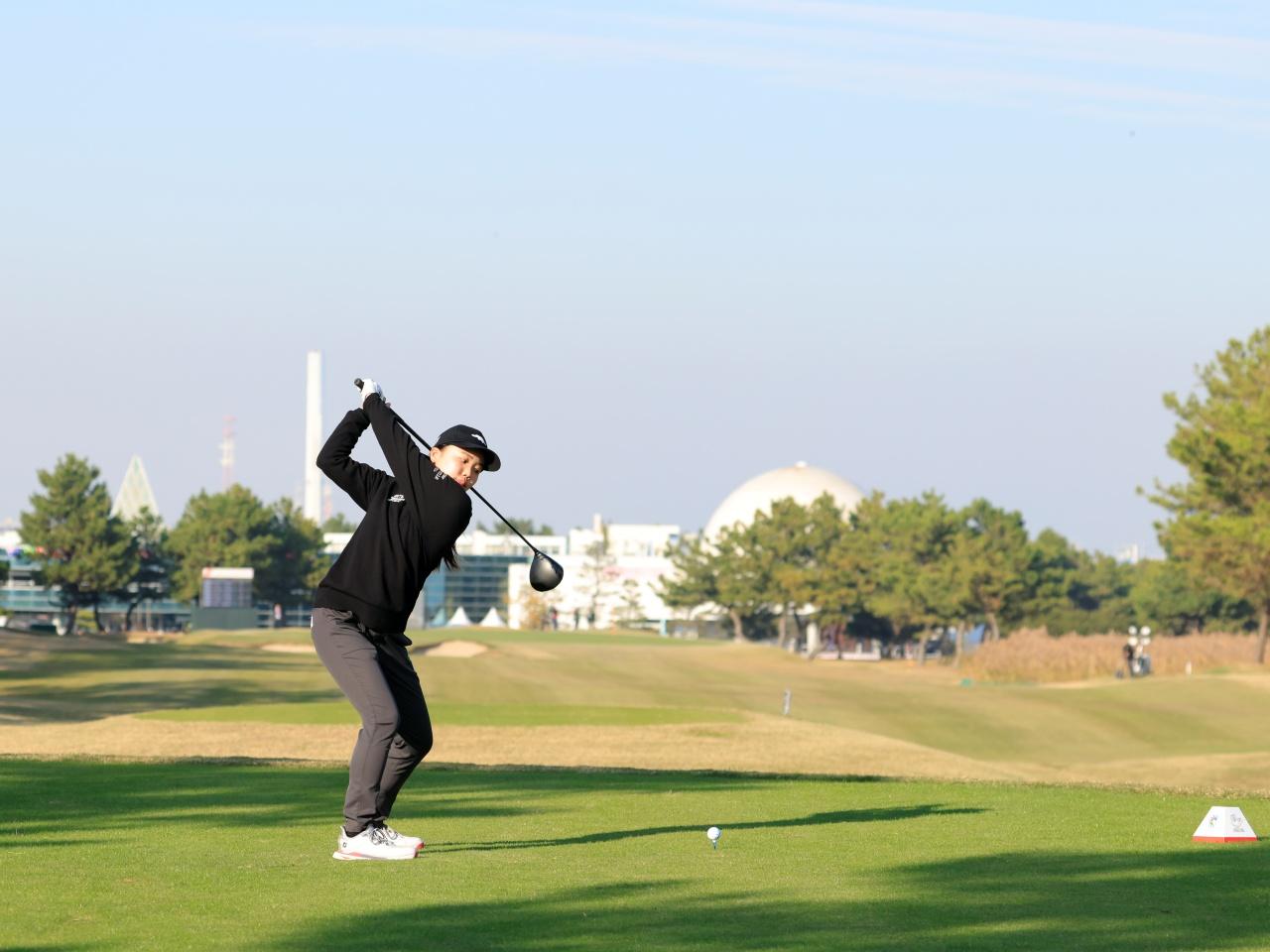 画像: 「耳からくる情報は多い」と中島さん。「風の音」で風の強さや重さなどの、「風切り音」でスウィング修正に役立つ情報を得ている。デフゴルファーはこれらのデメリットを鍛錬で乗り越える