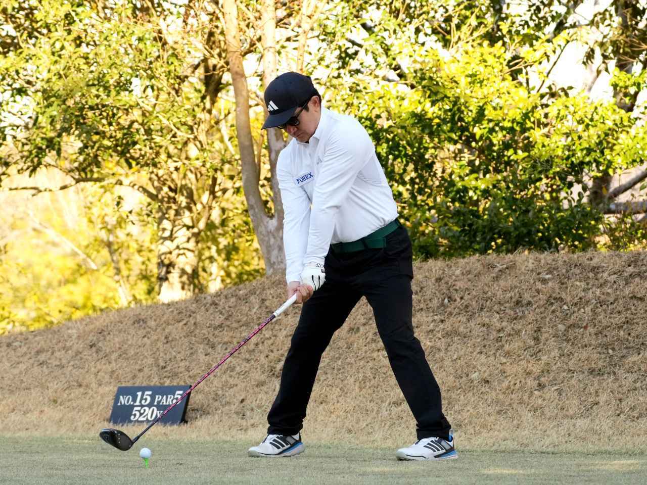 画像1: アディパワー26 スパイクレスを履いた松本一誠プロ。368ヤードをマークした