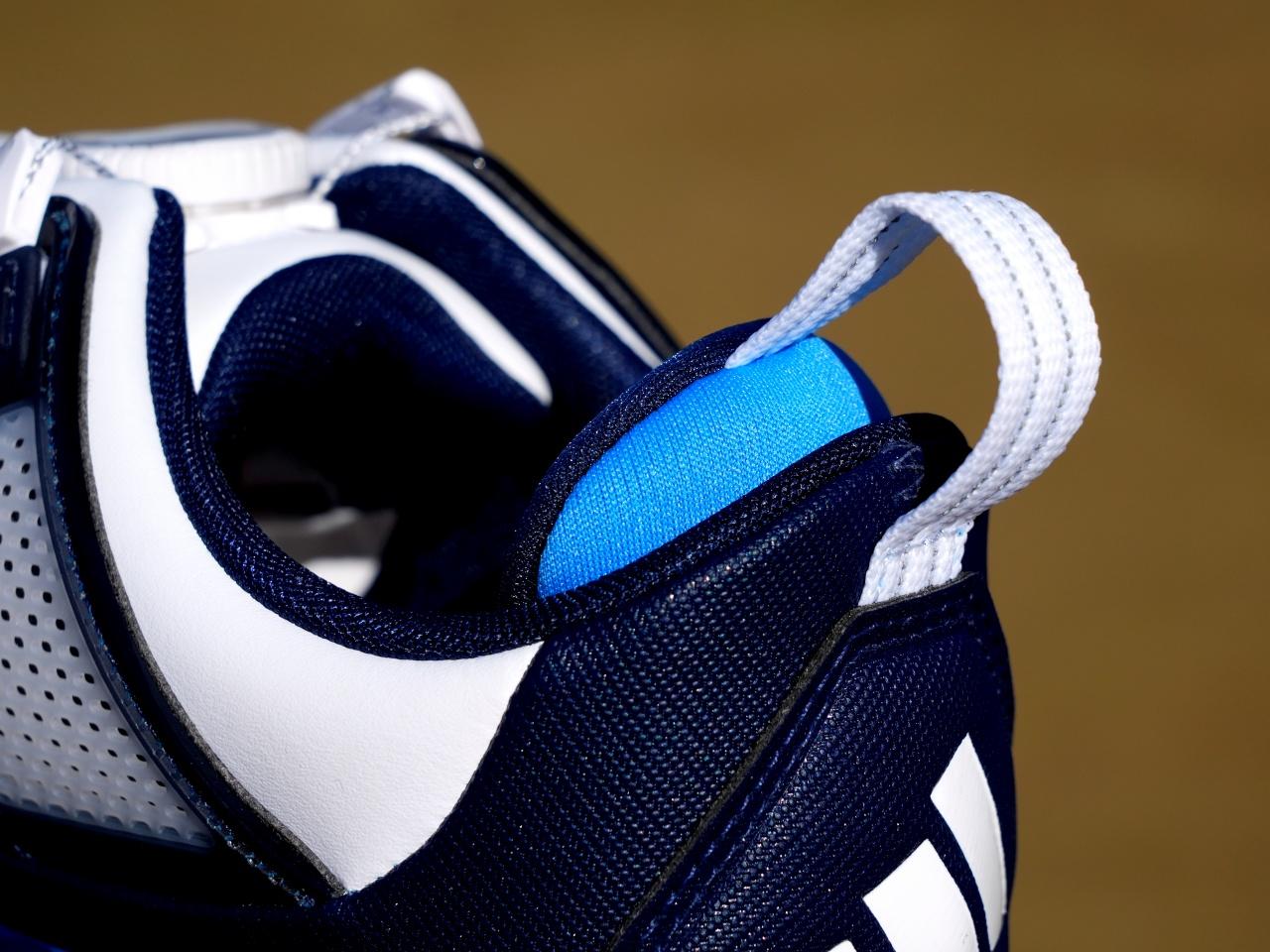 画像: かかと部分のブレを解消するキャットタン・ヒール。足の出し入れがしやすい工夫も施されている