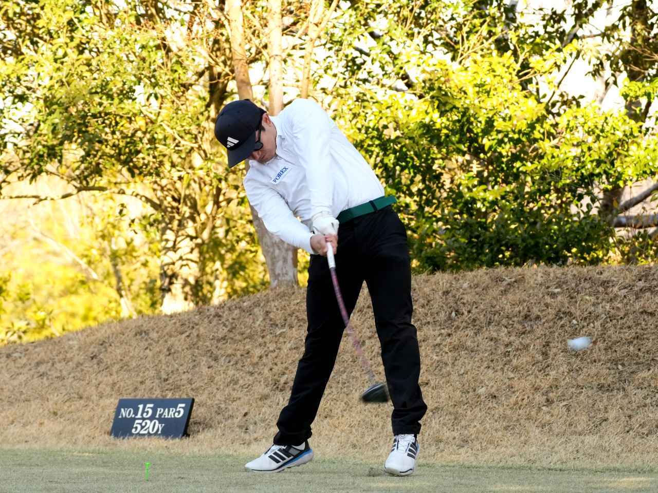 画像3: アディパワー26 スパイクレスを履いた松本一誠プロ。368ヤードをマークした