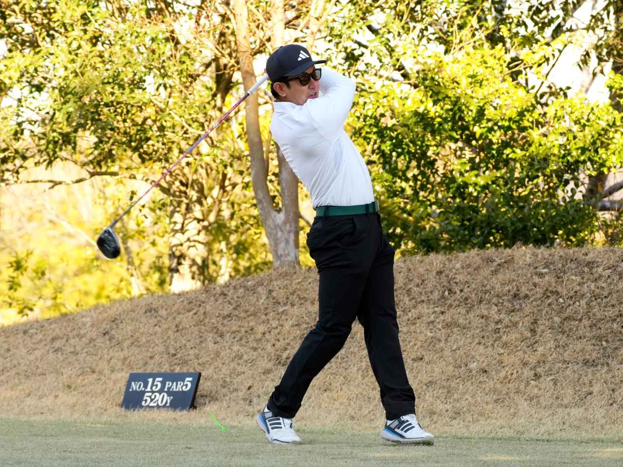 画像4: アディパワー26 スパイクレスを履いた松本一誠プロ。368ヤードをマークした