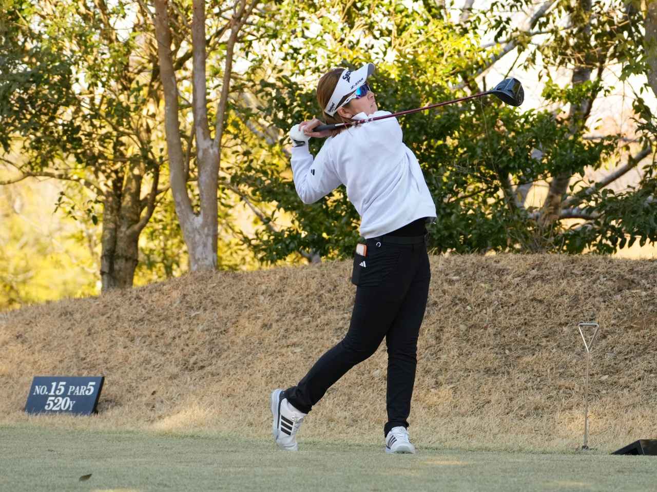 画像2: 嘉数舞美選手のアディパワー 26 スパイクレスを履いてのドライバーショット。このシューズの発表イベント(2月3日)は千葉バーディクラブで行われた