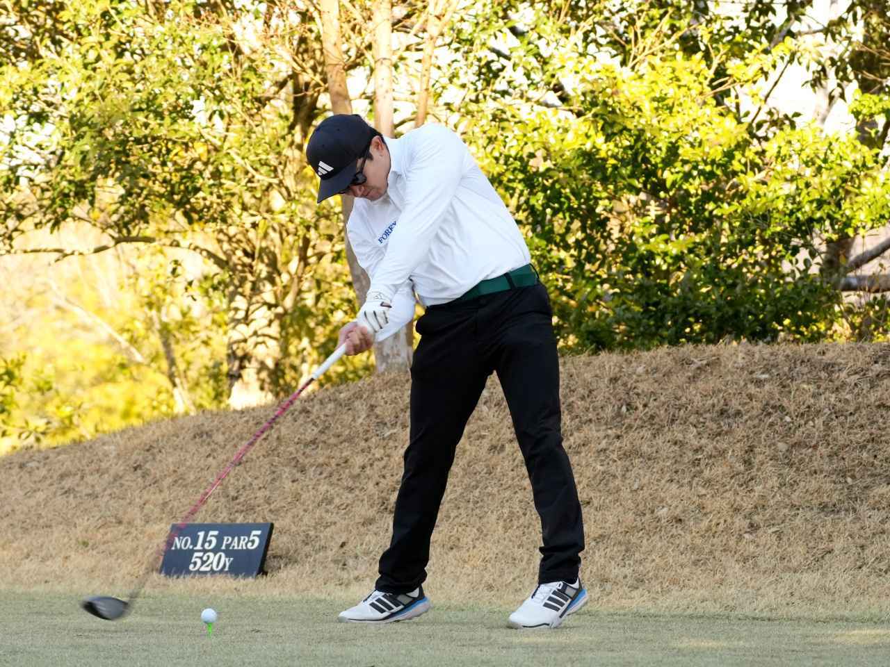 画像2: アディパワー26 スパイクレスを履いた松本一誠プロ。368ヤードをマークした