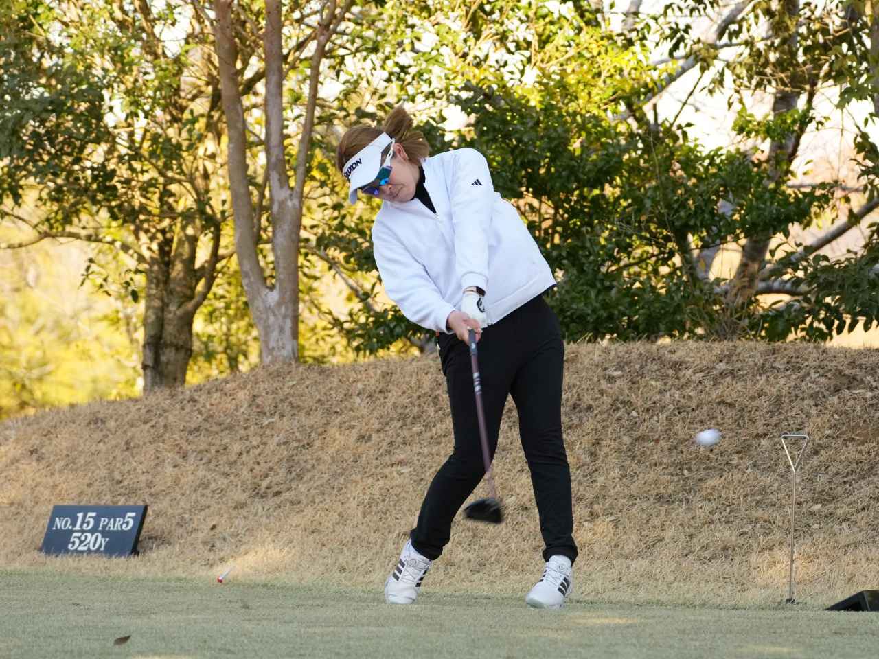 画像1: 嘉数舞美選手のアディパワー 26 スパイクレスを履いてのドライバーショット。このシューズの発表イベント(2月3日)は千葉バーディクラブで行われた