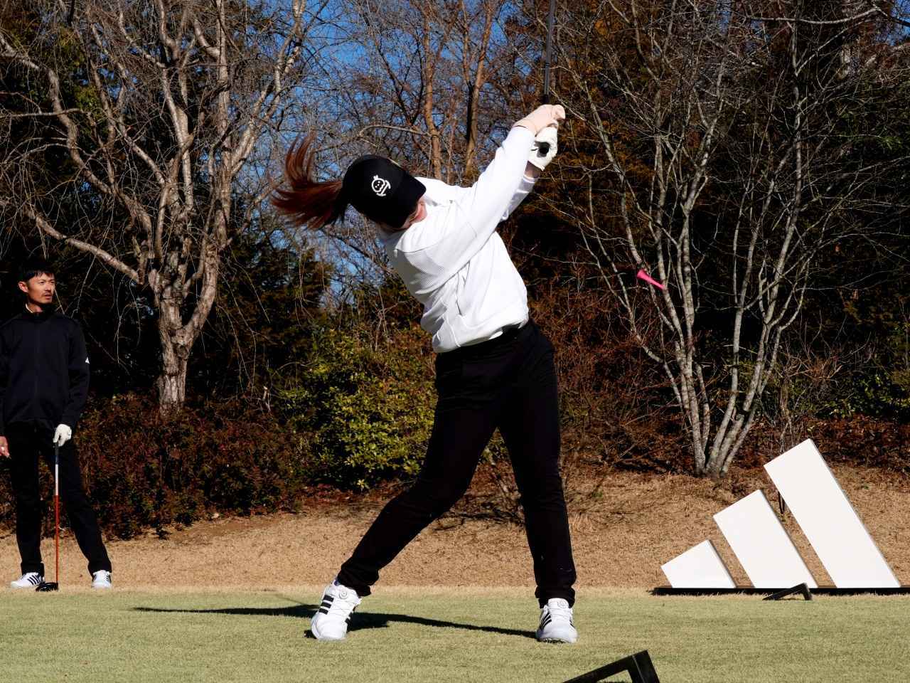 画像2: アディパワー 26 スパイクレスを履いた梅田日陽選手のドライバーショット