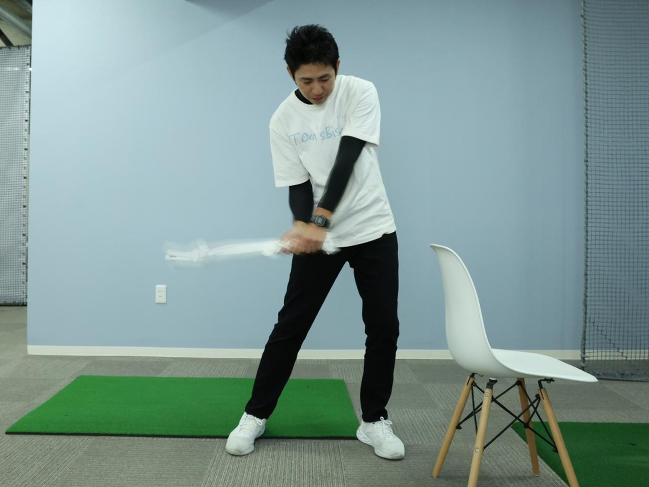 画像: 「力み」と「脱力」のバランス、力を入れるタイミングがつかめる！ ビギナーにオススメの「タオルで叩く」練習ドリル - みんなのゴルフダイジェスト