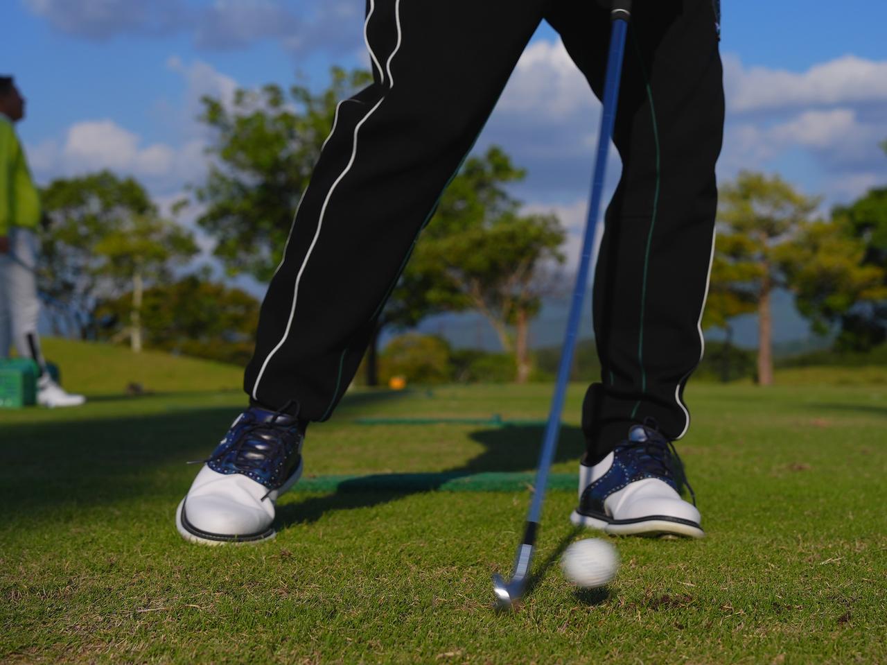 画像2: 「足から決める」は絶対NG！ 小田孔明「アイアン芯食い」の鉄則は「右手でフェースをセット」