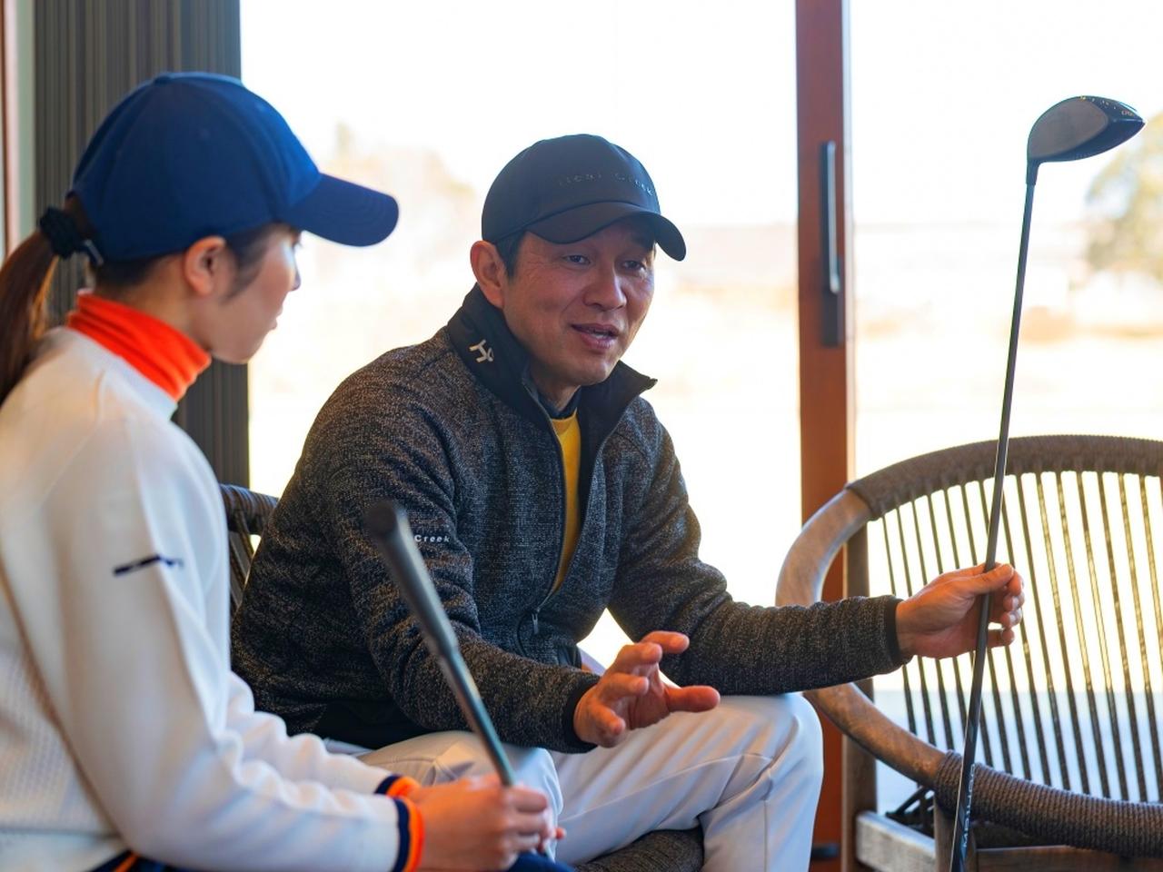 画像: 右)横田英治プロ 96年にプロテストに合格し数々の日本ツアーへ参戦。現在は岸部桃子のコーチングを行いながら会員制ゴルフサロン、「クラブハウス」の代表を務める。2025年ゴルフダイジェストアワード「レッスン・オブ・ザ・イヤー」受賞