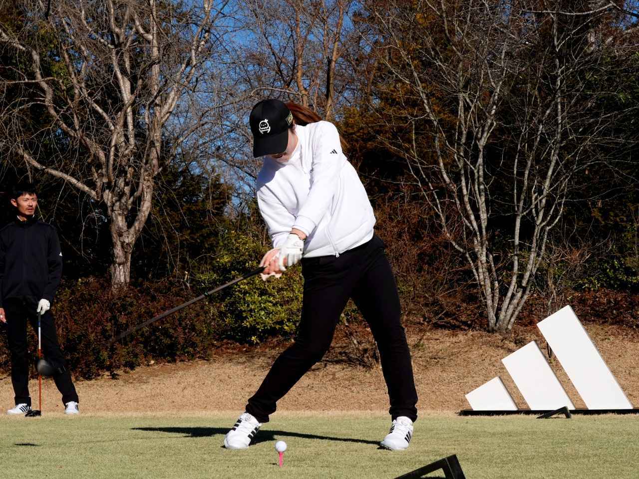 画像1: アディパワー 26 スパイクレスを履いた梅田日陽選手のドライバーショット