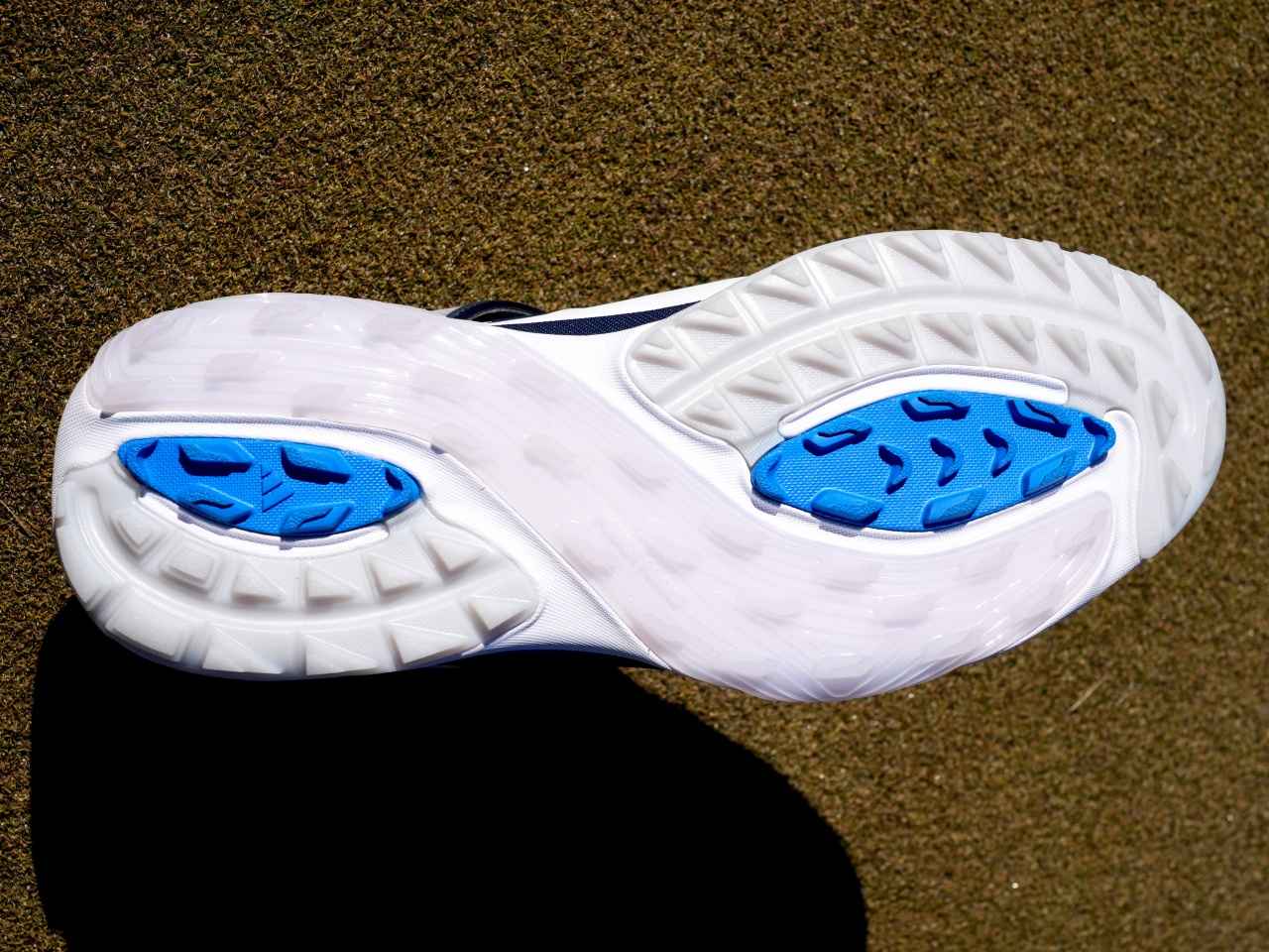 画像: スウィング時のねじれと圧力を考慮したソールのスパイクレスデザイン