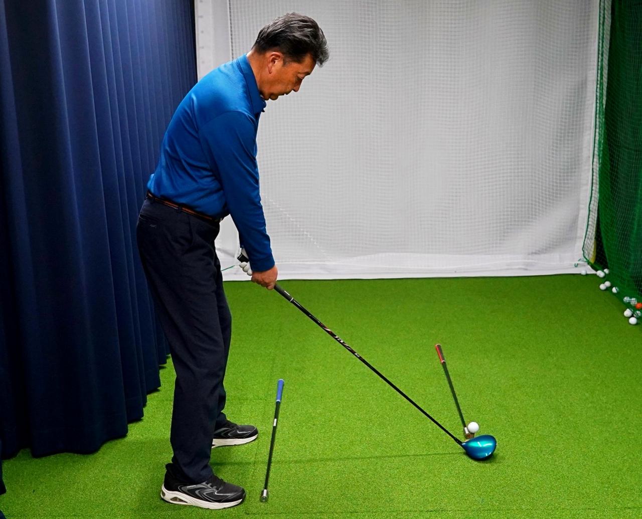 画像: 2本の棒でスクエアに構える練習をする