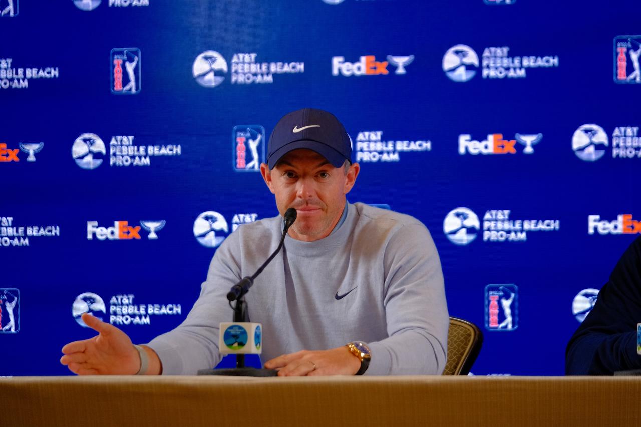 画像: AT＆T ペブルビーチ プロアマの会見で自身のギアについて話すマキロイ（撮影/岩本芳弘）