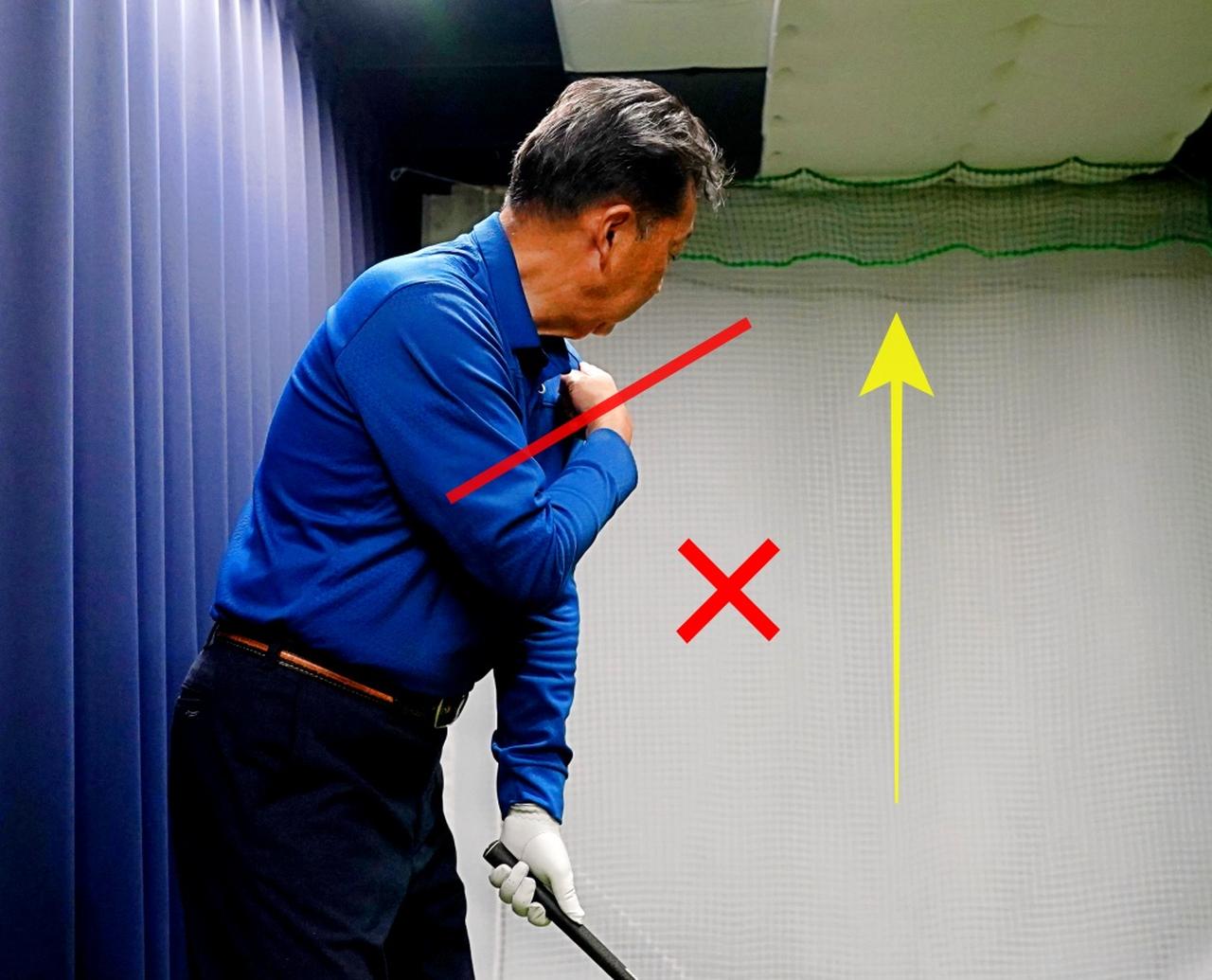 画像: 左肩を目標に合わせようとするとスライスする